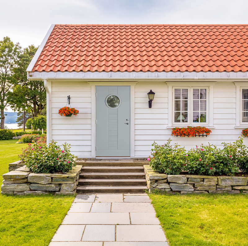Utvik har et rent design med et hint av maritimt preg, og dekoren gir et balansert og sofistikert uttrykk. Glasset slipper inn rikelig med naturlig lys, og gjør døren til et godt valg for både moderne og klassiske hus.